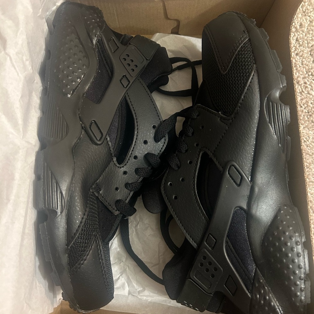 Black Hurache Runner Size 7Y